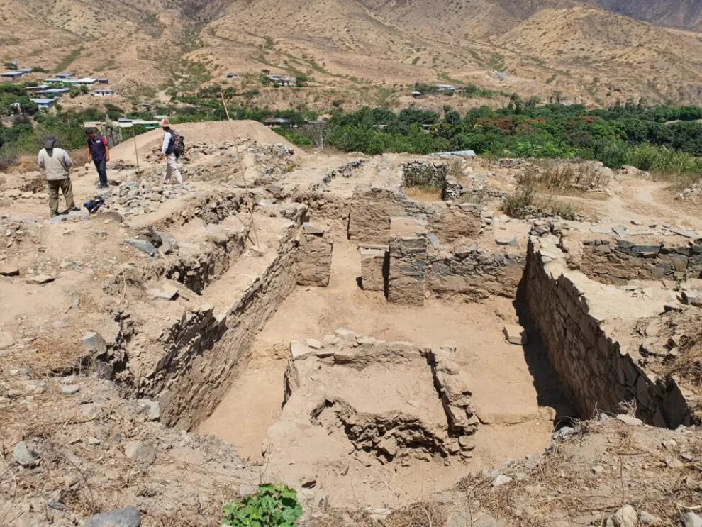 Fotografía de un asentamiento prehispánico Wari descubierto en Cajamarca, Perú