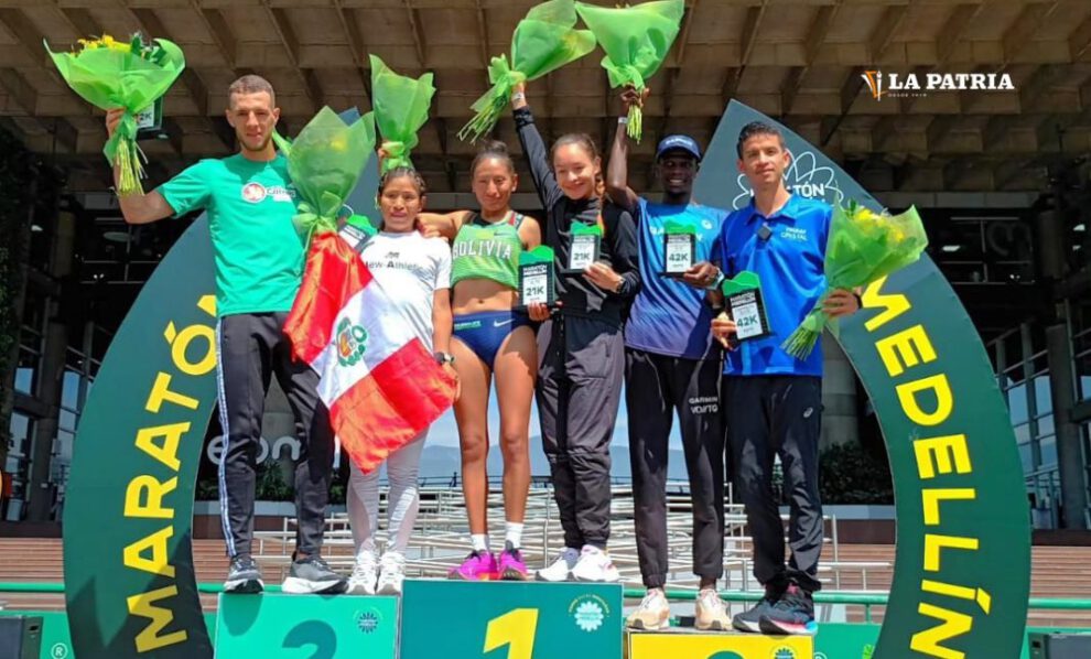 Jhoselyn Camargo en el podio tras ganar la Media Maratón en Medellín