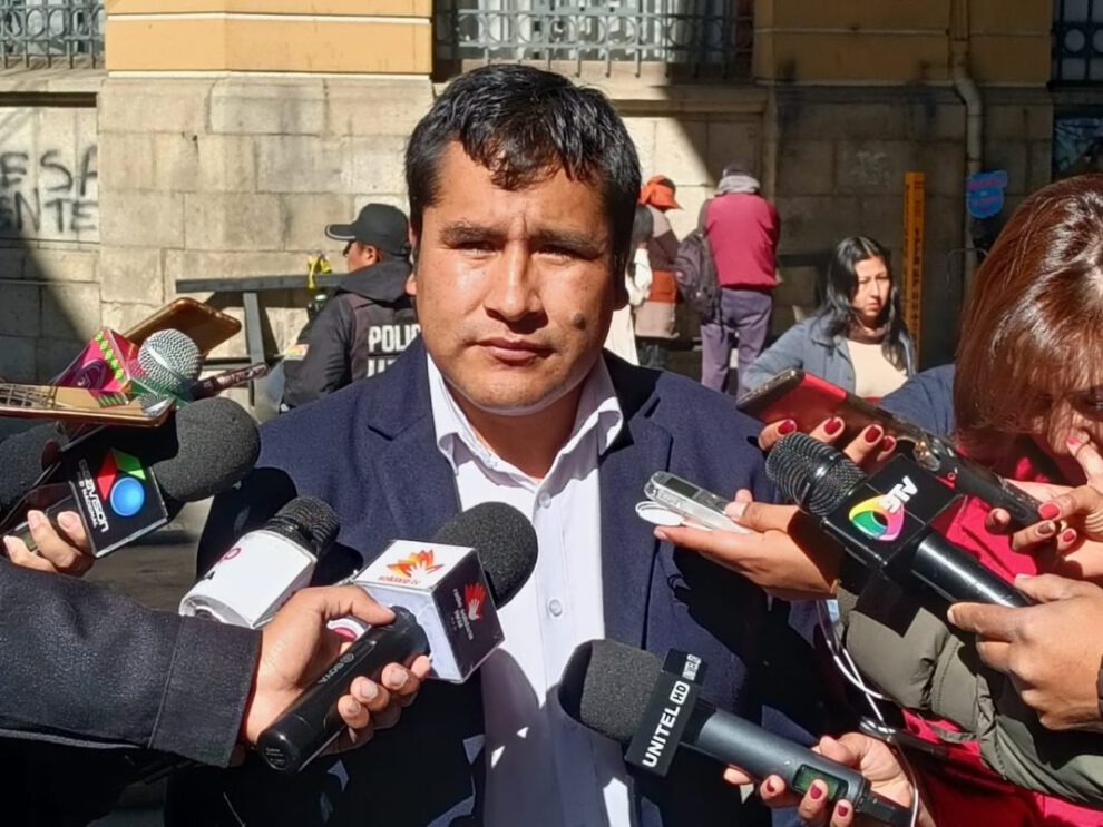 Israel Huaytari pide prudencia sobre Jáuregui