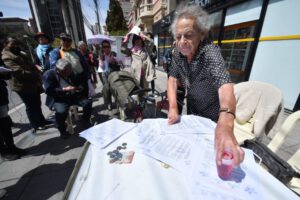 Amparo Carvajal instalando mesa de atención al público en vía pública