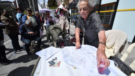 Amparo Carvajal instalando mesa de atención al público en vía pública