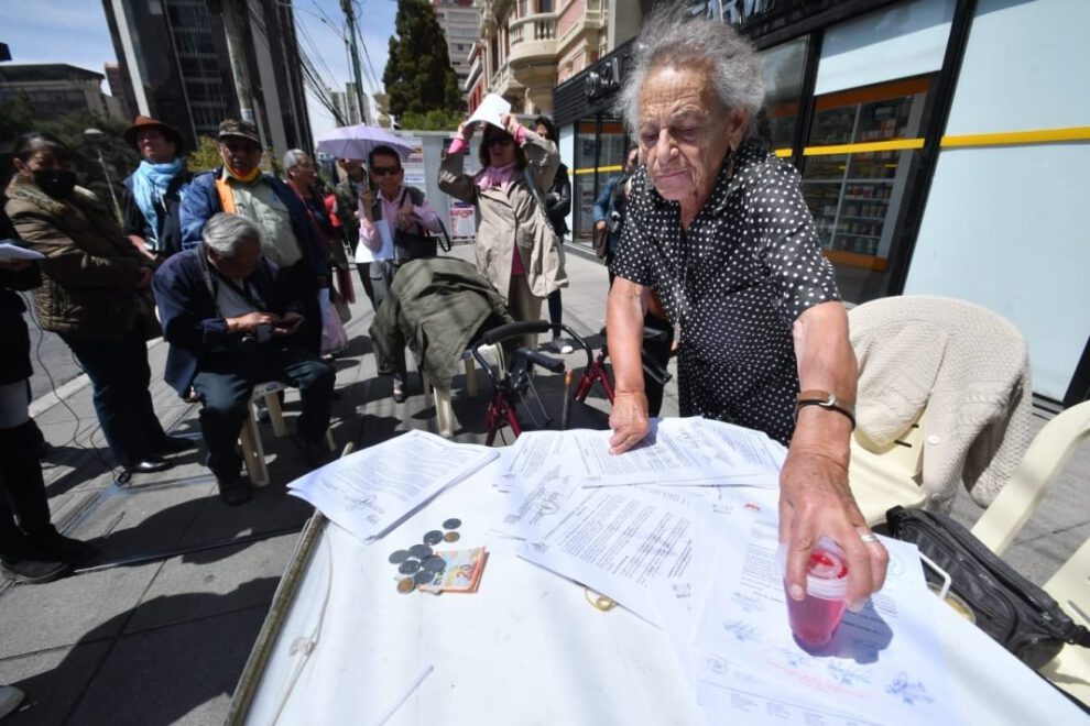 Amparo Carvajal instalando mesa de atención al público en vía pública