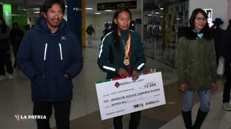 La fondista Jhoselyn Camargo regresa a Bolivia con medalla de oro y sueños olímpicos