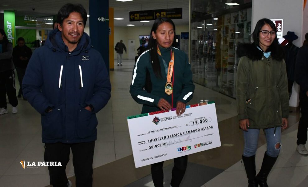 La fondista Jhoselyn Camargo regresa a Bolivia con medalla de oro y sueños olímpicos