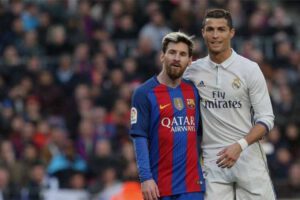 Cristiano Ronaldo y Messi, abrazándose después de un partido