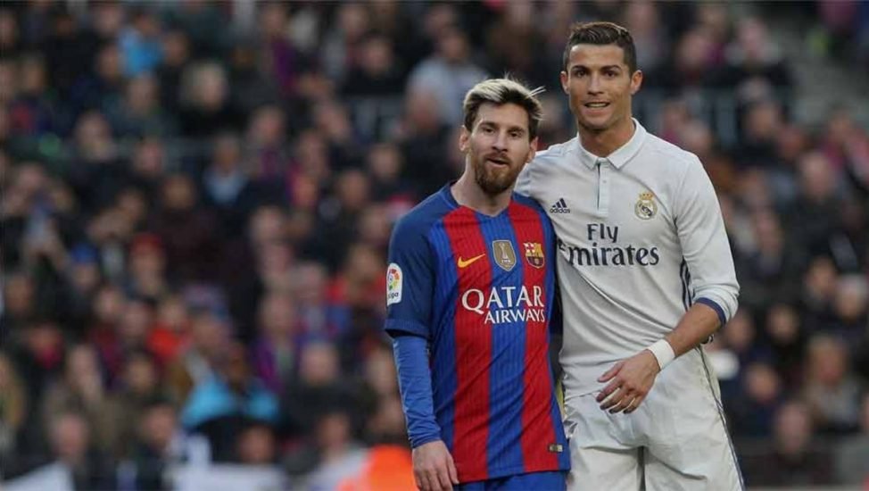 Cristiano Ronaldo y Messi, abrazándose después de un partido
