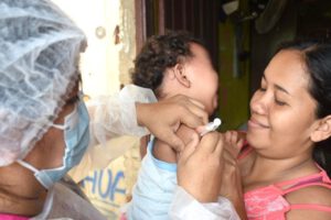 Bebé siendo vacunado para prevenir la tosferina