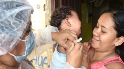 Bebé siendo vacunado para prevenir la tosferina