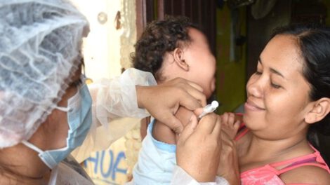 Bebé siendo vacunado para prevenir la tosferina