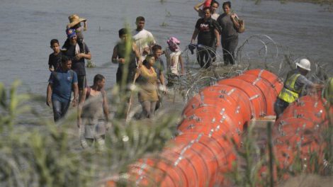 Barrera flotante en frontera con México