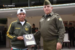 Héctor Garibay recibe el Emblema de Oro de la Anapol