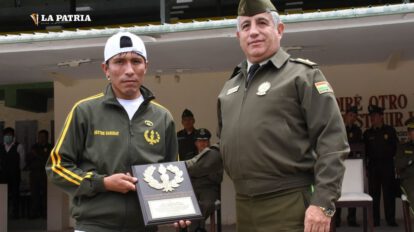 Héctor Garibay recibe el Emblema de Oro de la Anapol