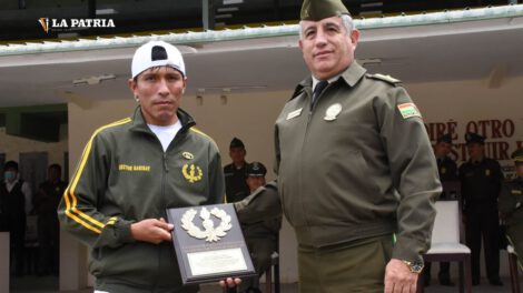 Héctor Garibay recibe el Emblema de Oro de la Anapol
