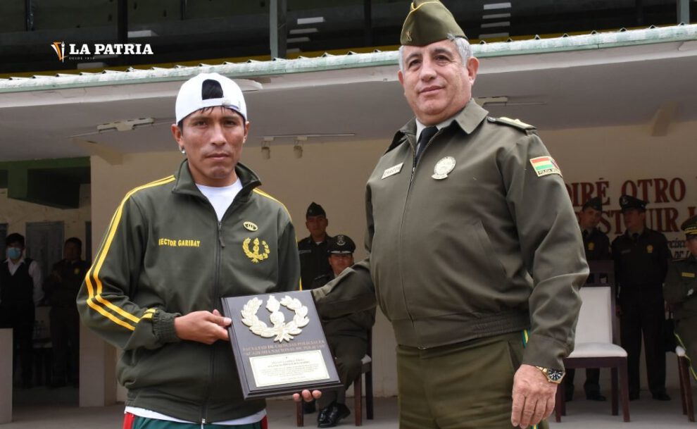 Héctor Garibay recibe el Emblema de Oro de la Anapol