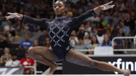 Simone Biles apunta a los Juegos de París 2024