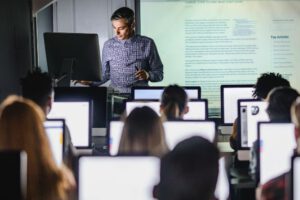 Jóvenes estudiantes participando en un programa de capacitación en habilidades digitales