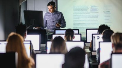 Jóvenes estudiantes participando en un programa de capacitación en habilidades digitales