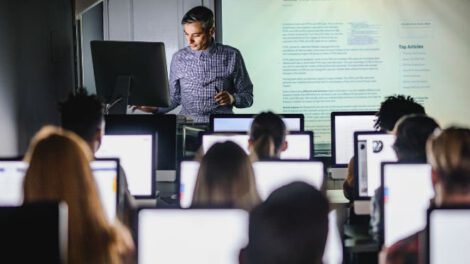 Jóvenes estudiantes participando en un programa de capacitación en habilidades digitales