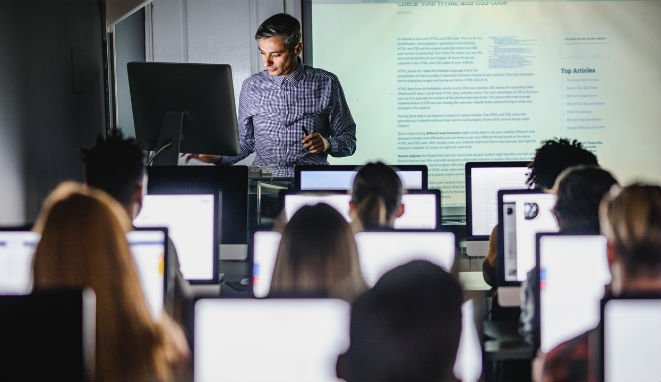 Jóvenes estudiantes participando en un programa de capacitación en habilidades digitales