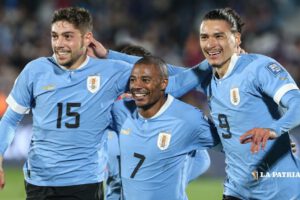 Celebran los jugadores de la selección uruguaya por el triunfo obtenido ante Chile