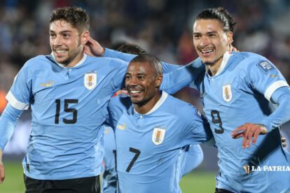 Celebran los jugadores de la selección uruguaya por el triunfo obtenido ante Chile