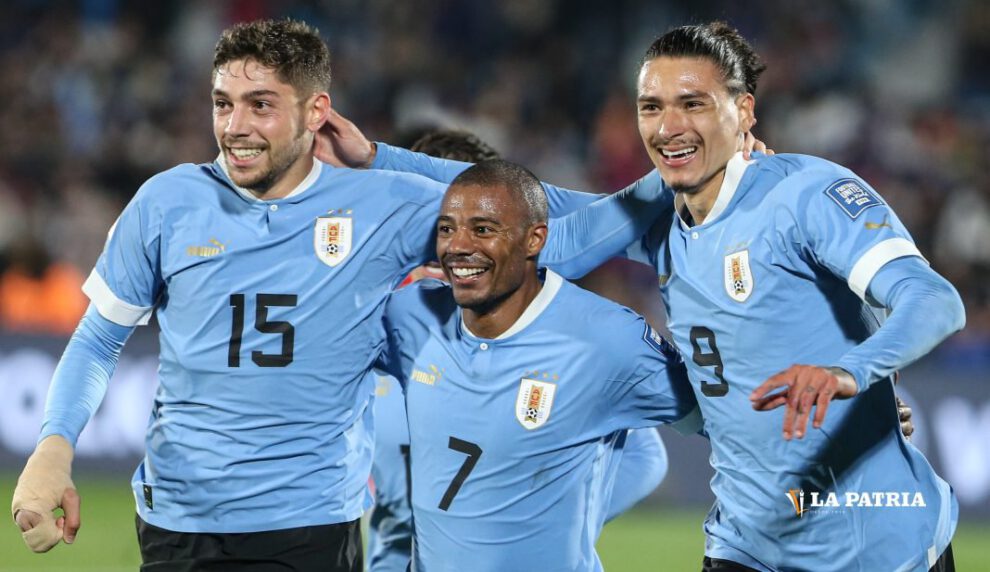 Celebran los jugadores de la selección uruguaya por el triunfo obtenido ante Chile