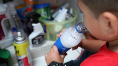Niño consume sustancia tóxica por imitar programa de TV