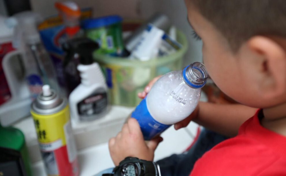 Niño consume sustancia tóxica por imitar programa de TV