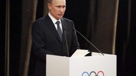 Vladimir Putin denuncia politización del deporte en el Foro Económico del Este