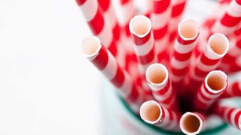 Pajitas de papel y su impacto en la salud y el medio ambiente