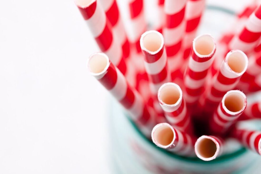 Pajitas de papel y su impacto en la salud y el medio ambiente