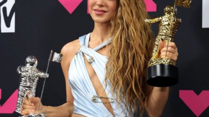 Shakira en los VMA's 2023 recibiendo el premio Michael Jackson