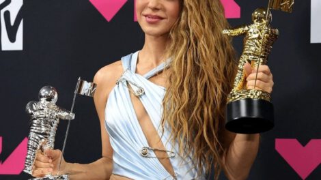 Shakira en los VMA's 2023 recibiendo el premio Michael Jackson