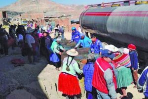 Crisis del agua en Bolivia: Personas haciendo fila para recibir agua de una cisterna