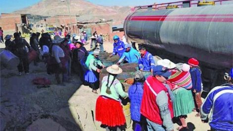Crisis del agua en Bolivia: Personas haciendo fila para recibir agua de una cisterna