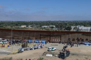 Crimen organizado en Baja California controla puntos de cruce de migrantes