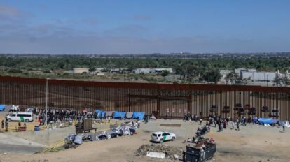 Crimen organizado en Baja California controla puntos de cruce de migrantes