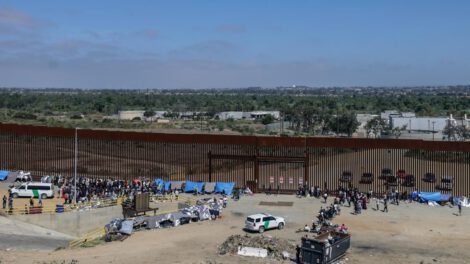 Crimen organizado en Baja California controla puntos de cruce de migrantes