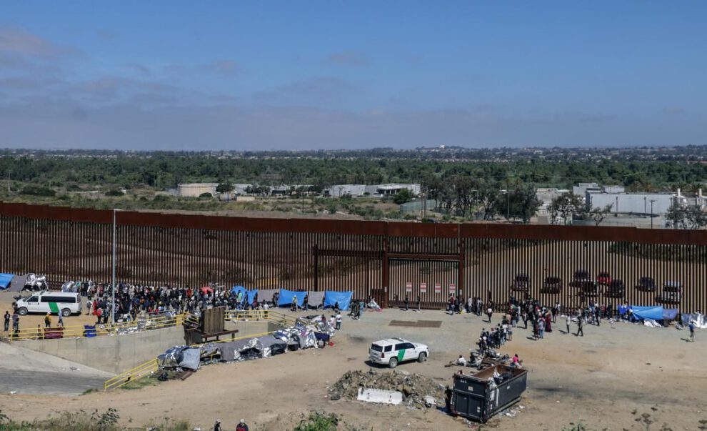 Crimen organizado en Baja California controla puntos de cruce de migrantes
