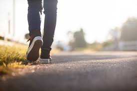 Caminar después de comer puede beneficiar tu salud