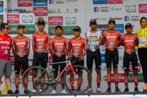 Equipo boliviano Pío Rico compitiendo en ciclismo