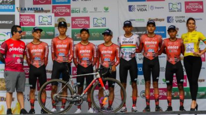 Equipo boliviano Pío Rico compitiendo en ciclismo