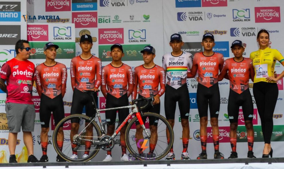 Equipo boliviano Pío Rico compitiendo en ciclismo