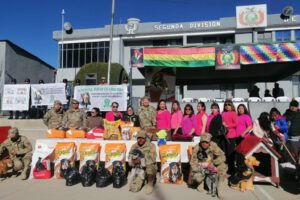 Ejército y animales abandonados en la campaña 'Un cariño que deja huellas'