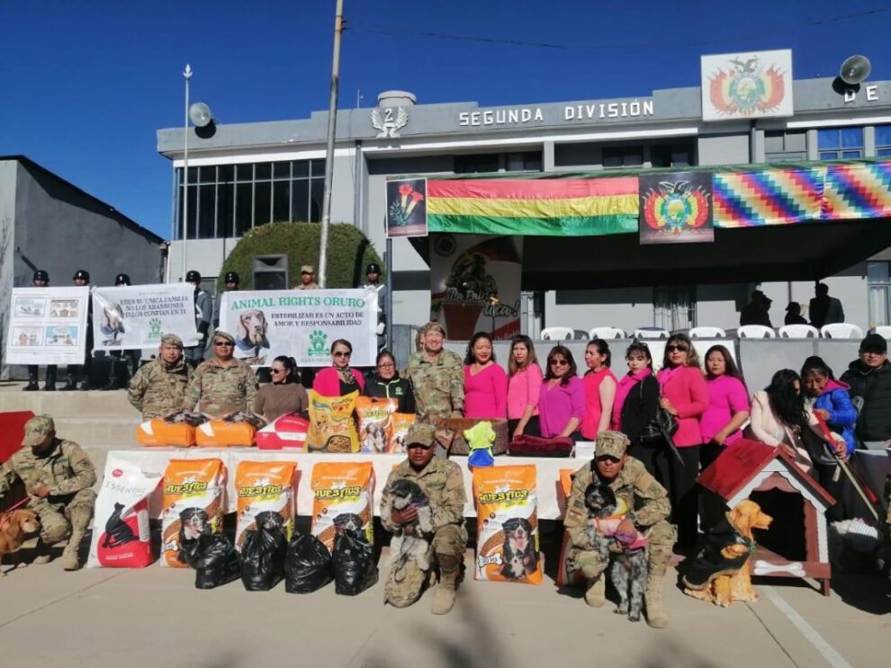 Ejército y animales abandonados en la campaña 'Un cariño que deja huellas'
