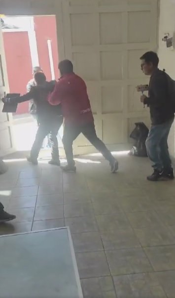 Agresión a periodistas en Oruro durante cobertura del ampliado de maestros rurales