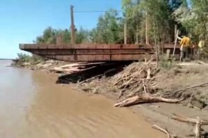 Productores de Pailón Sur habilitan paso con pontón sobre el Río Grande