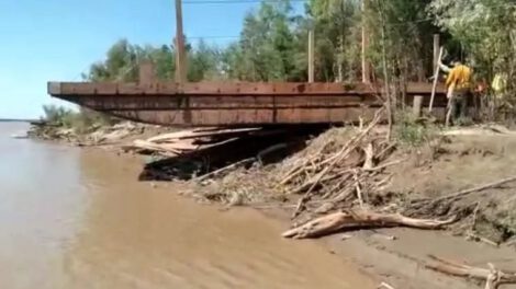 Productores de Pailón Sur habilitan paso con pontón sobre el Río Grande