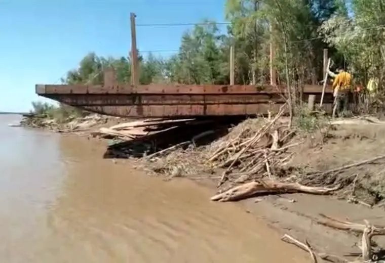 Productores de Pailón Sur habilitan paso con pontón sobre el Río Grande