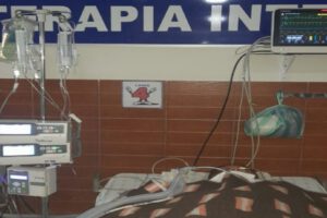 Ebrio al volante choca contra una moto y pasa por encima de una mujer